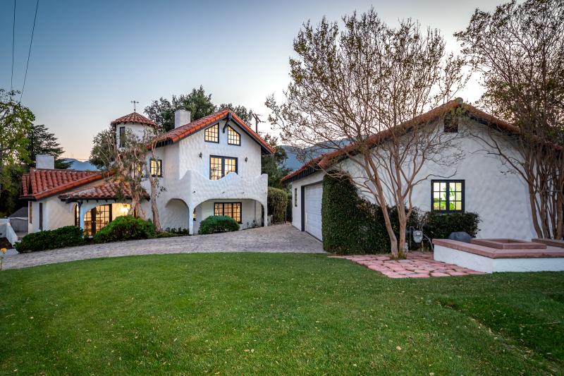 Glendale property located at 3402 Altura Avenue