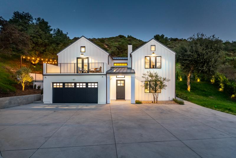 Glendale property located at 2950 Oak Glen Road